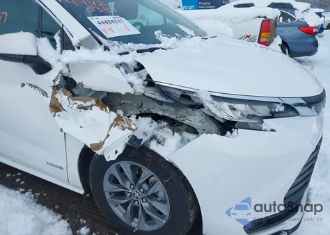 2021 Toyota Sienna Le z USA, uszkodzony, nr VIN 5TDKRKEC1MS060255